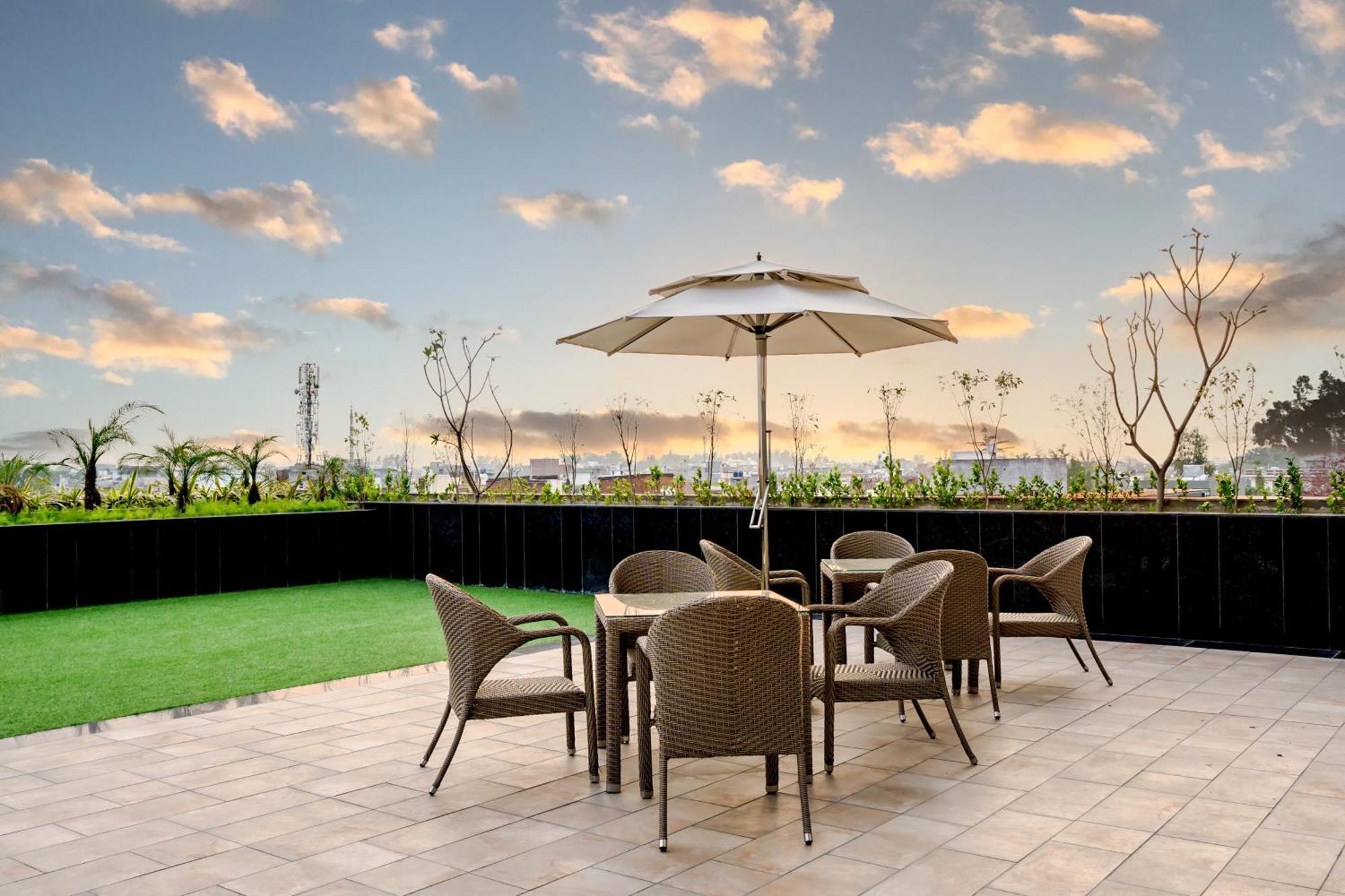 Holiday Inn Lucknow Airport By Ihg Exteriör bild