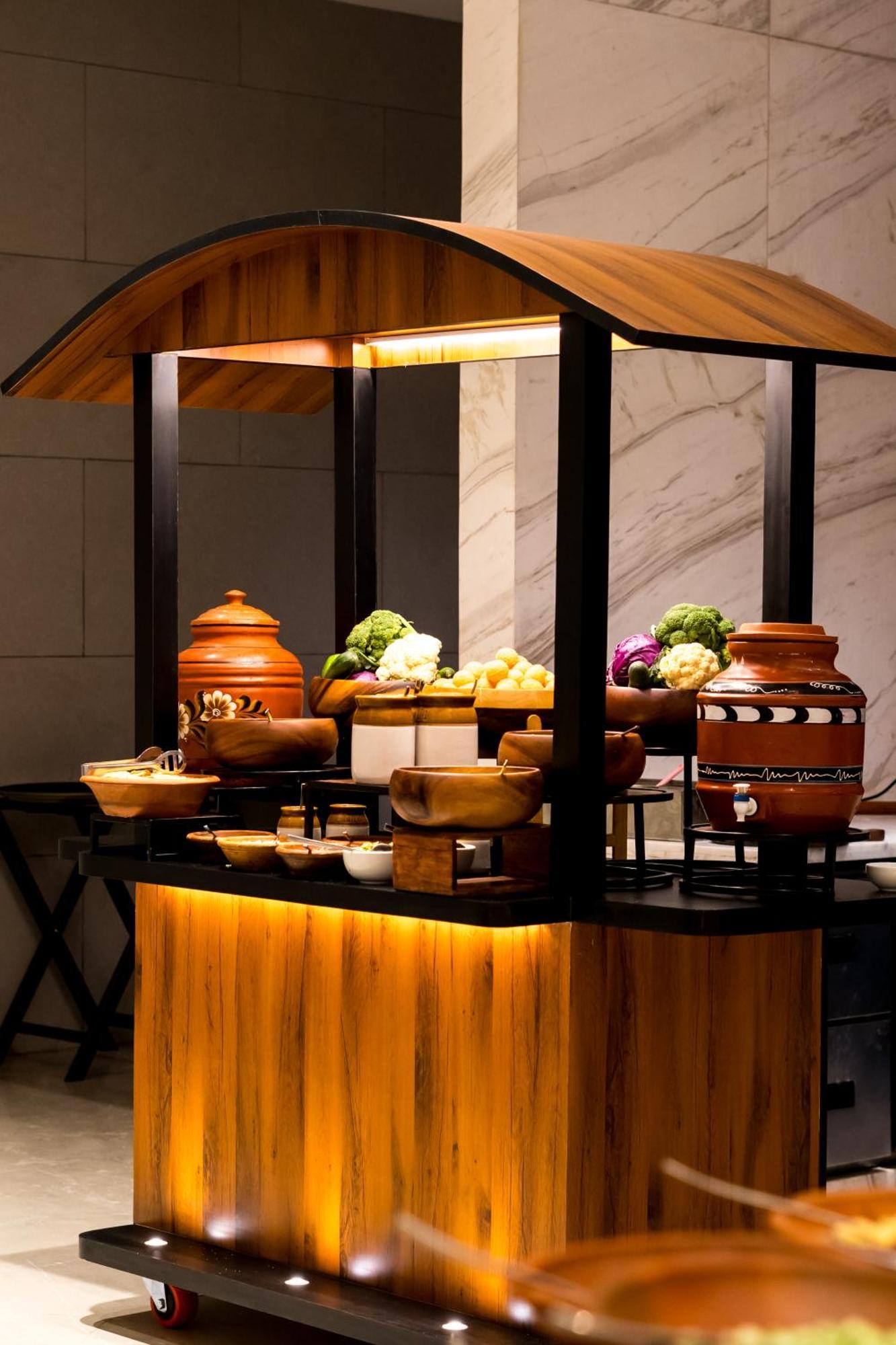 Holiday Inn Lucknow Airport By Ihg Exteriör bild