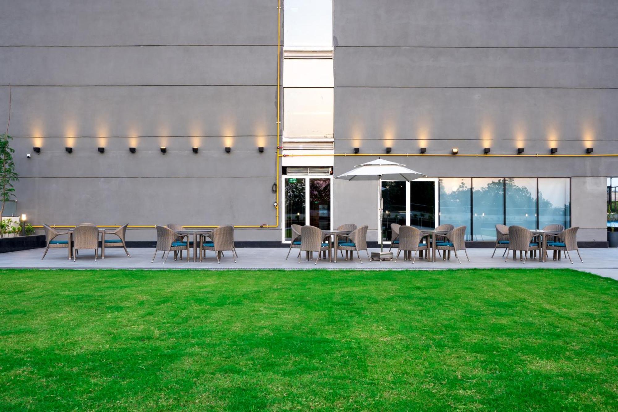 Holiday Inn Lucknow Airport By Ihg Exteriör bild